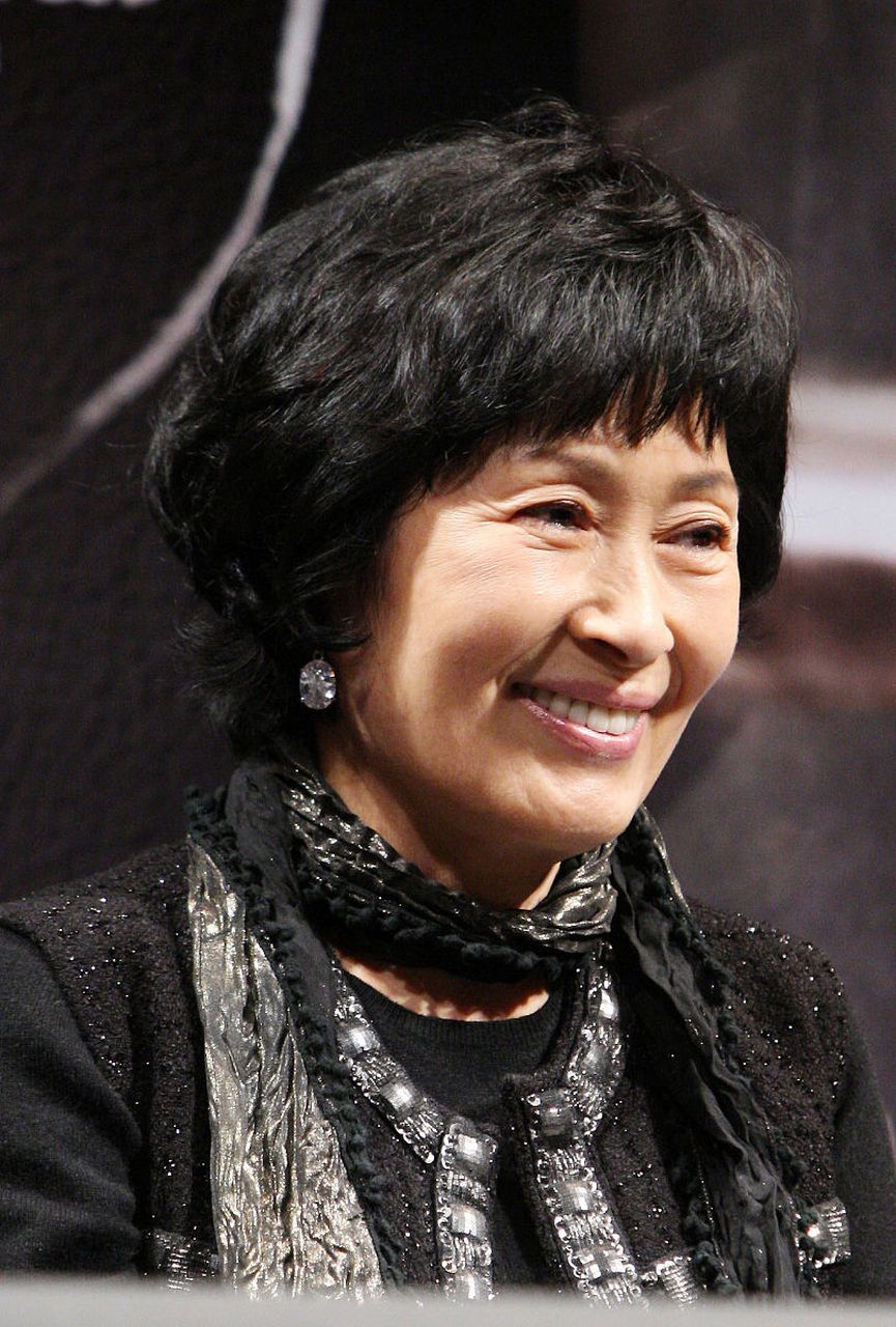 演员李秀明,当红的时候,刘晓庆只能给她当配角,拍了很多戏,大河奔流