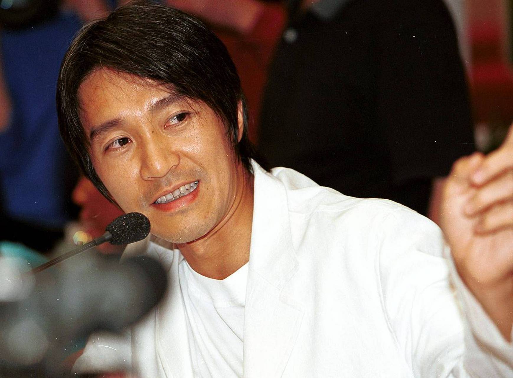 周星驰的离子烫体验#  周星驰的离子烫体验:喜剧之王的新"发型"故事