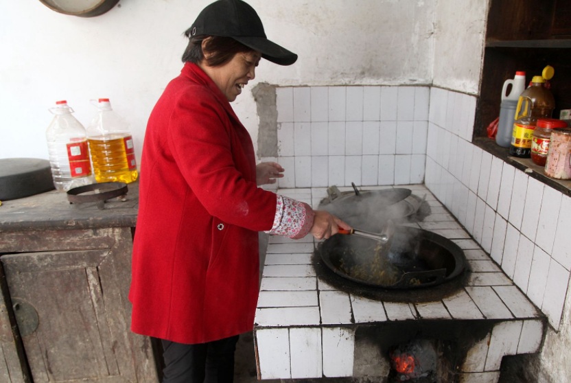 晋南农村的婶婶做午饭,一人一碗酸菜面吃的津津有味
