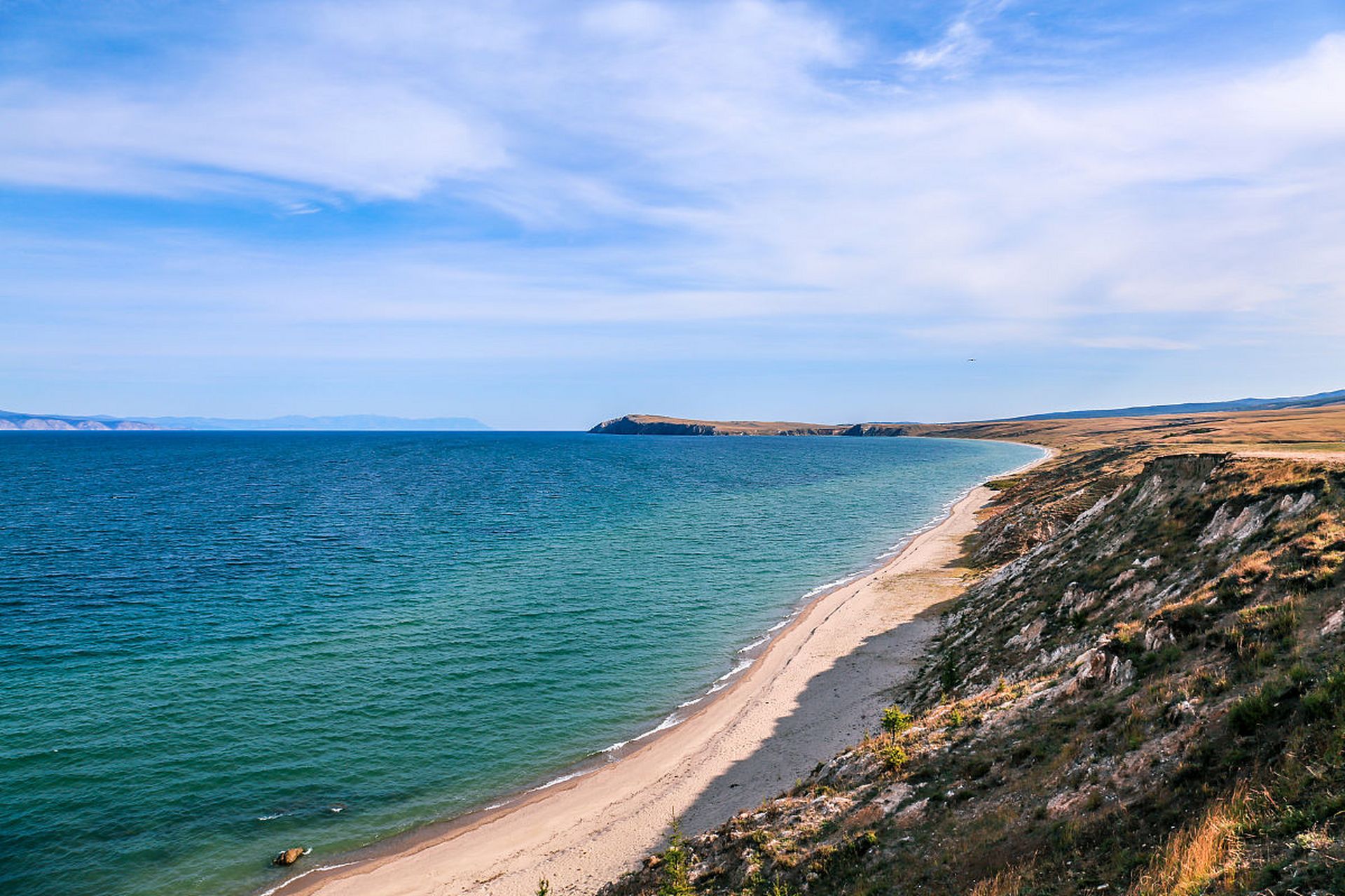 为什么说贝加尔湖是湖中怪兽呢?因为这个湖实在是太深太大了.