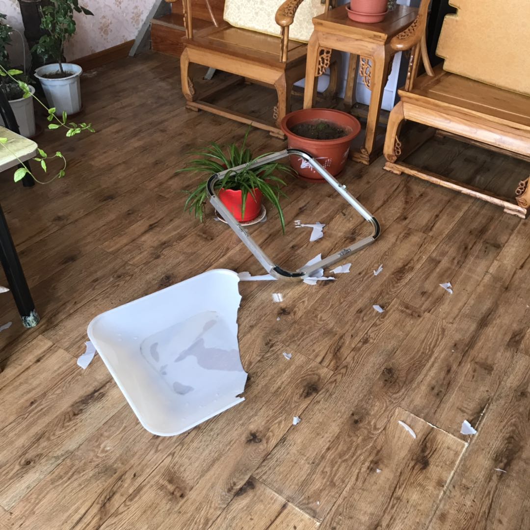 杜女士的商铺内木地板被水泡,已出现鼓包现象.