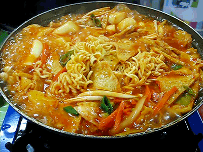 小伙卖"豪华泡面",1份15元,食客:我们是来吃配菜的