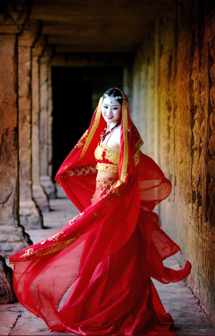 有着民族风情的天竺红衣少女姑娘!