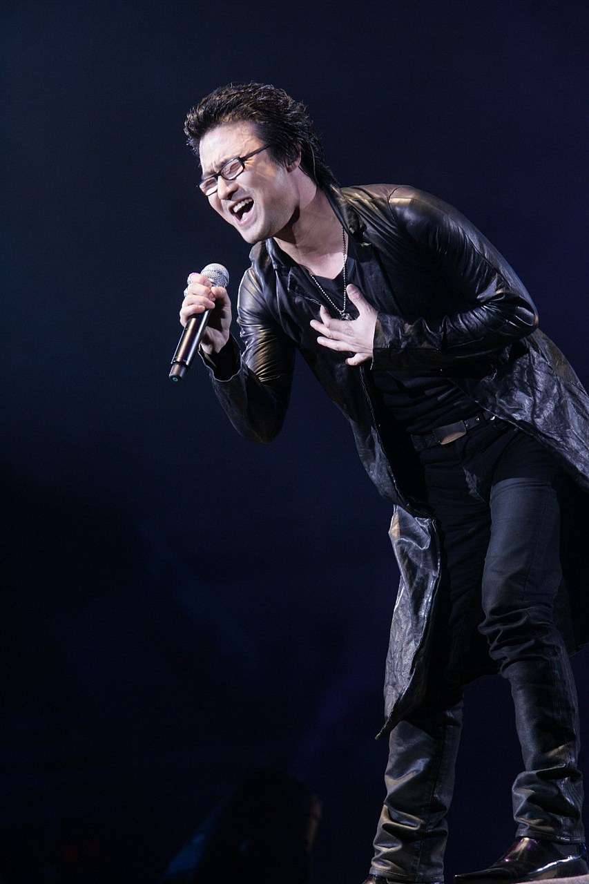 对自己也抠,每天就穿那么两条皮裤在那写歌 .