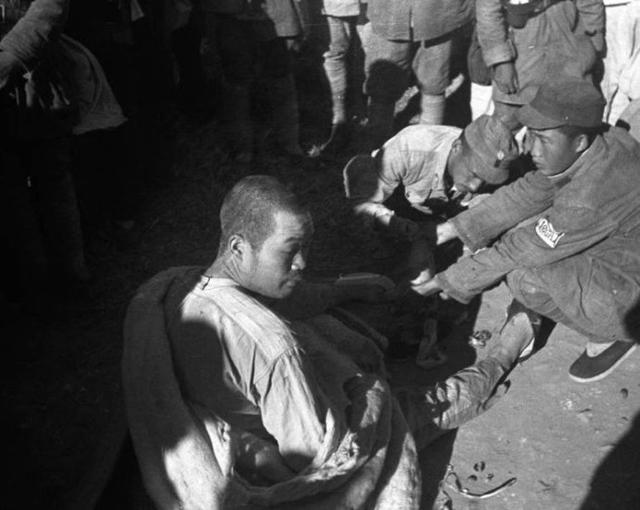 老照片,被八路军俘虏的日军战俘,他们受到优待后成为反战人士