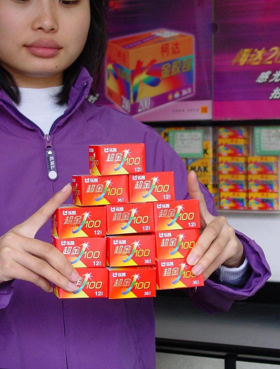 妈妈用避孕套纸箱装零食寄女儿.