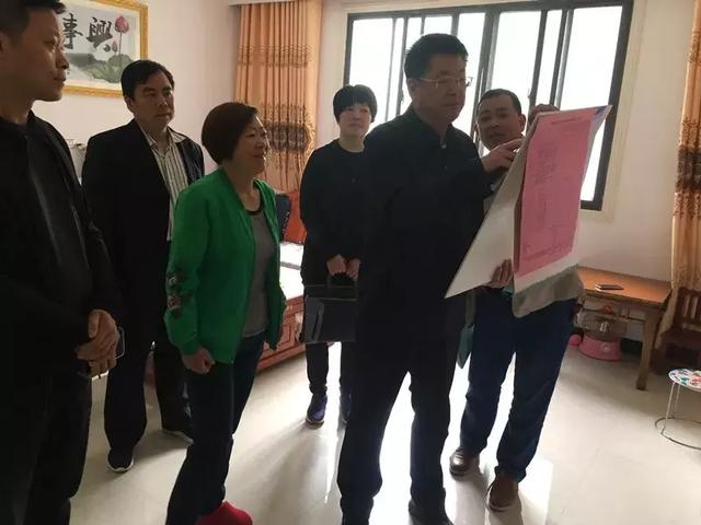 安康市人大常委会副主任,市委组织部常务副部长邹俊杰到包联贫困村