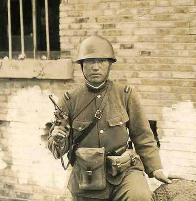 当年日本鬼子不公开的照片:图5的鬼子恬不知耻,图3的兵种不常见