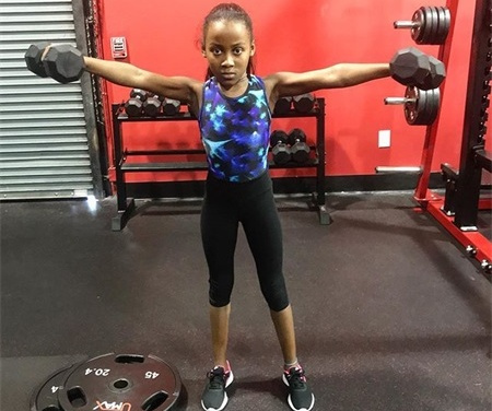 小女孩养成健身兴趣,10岁就练出6块腹肌,身体素质超群让人佩服