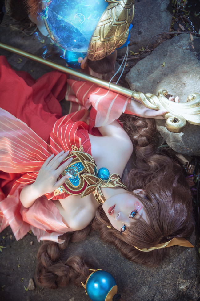 王者荣耀:妹子cos大乔美如画,网友直呼大乔再现,不过走光了?