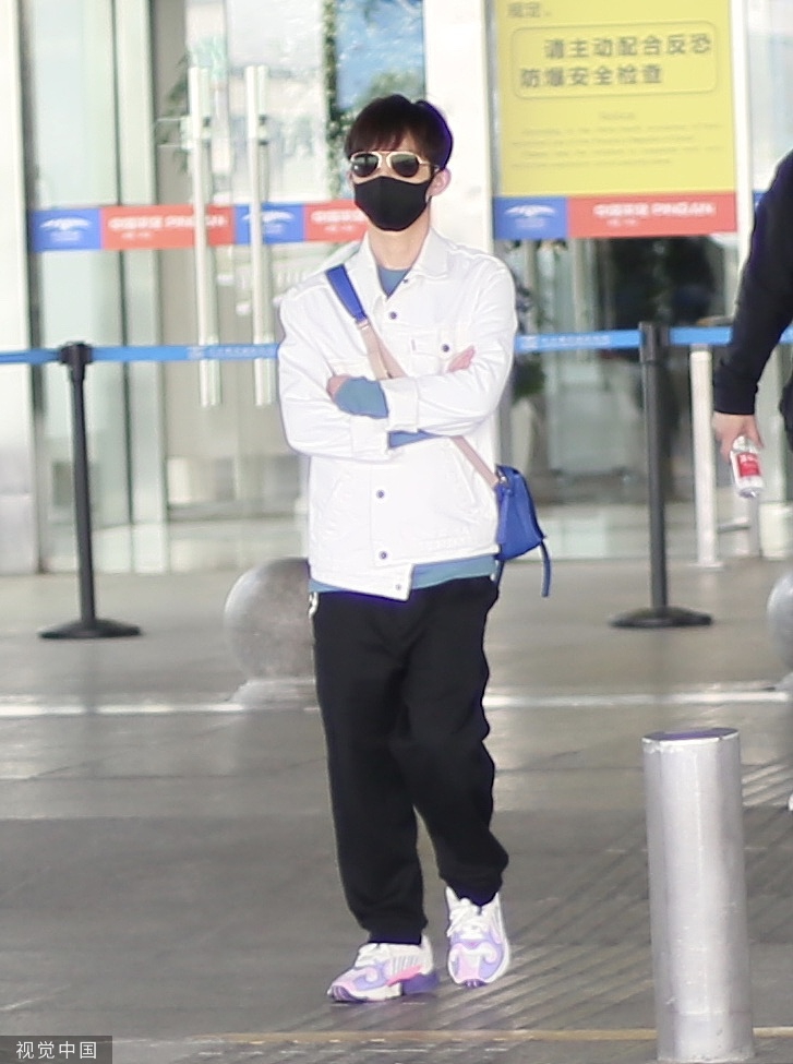 组图:何炅全副武装双手抱臂似老干部 装扮休闲帅气有型