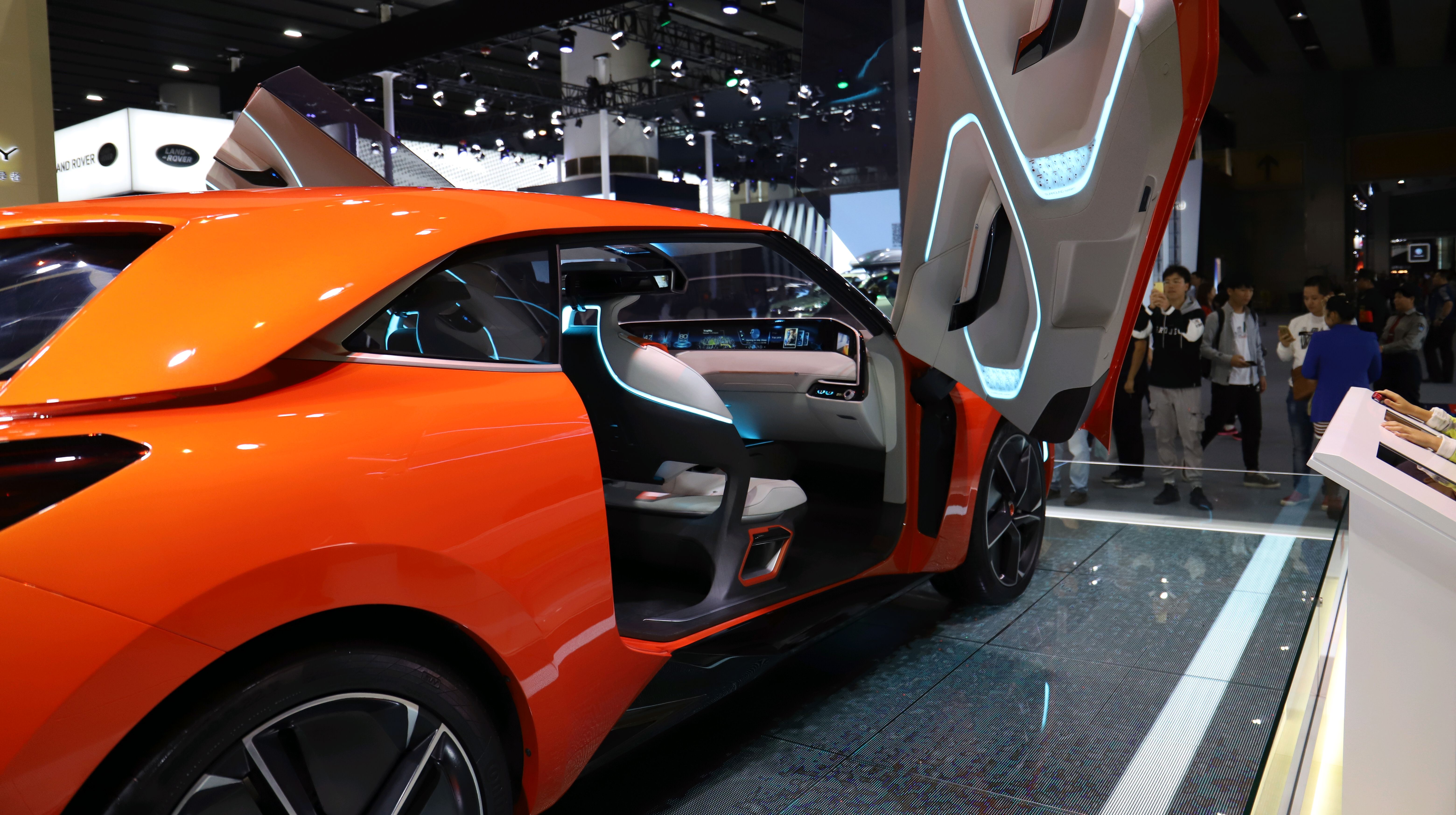 国产魏派最新概念车第一次亮相车展,橙黄配色与科技感的完美结合