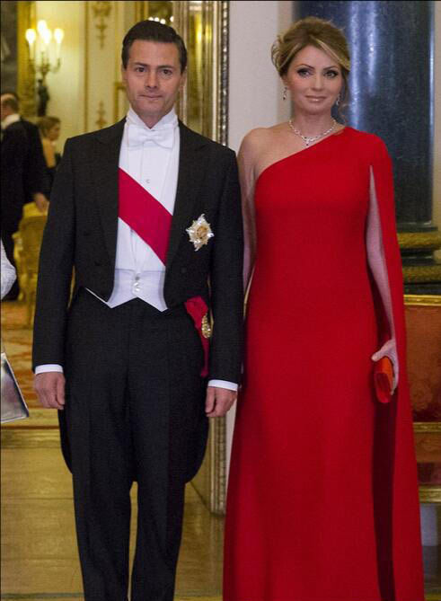 安赫莉卡·里韦拉和丈夫出席活动,正在像旁边的人竖起大拇指,好像是在