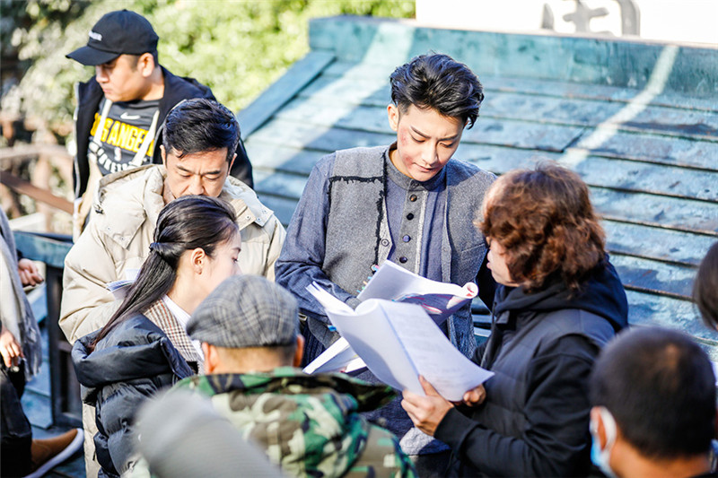 黄子韬 认真拍戏