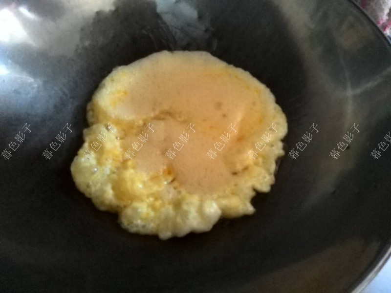 热油炒鸡蛋,炒鸡蛋一定要多加点油,加二勺油,这样不怕火大鸡蛋会炒糊