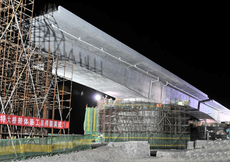 这就是阜冈九铁路客运专线,它从安徽阜阳经信阳市淮滨,潢川,光山,新县