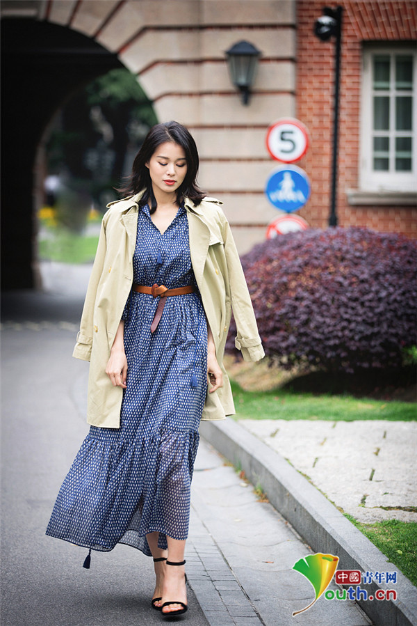 胡杏儿产后复工度优雅看秀 称想带儿子过休闲生活