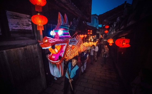 长汀彭坊刻纸龙灯闹元宵 舞动客家图腾