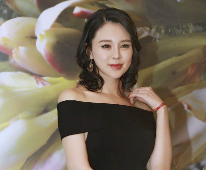 姓"关"的4位美女明星,关悦垫底,关咏荷第二,第一惊艳了时光