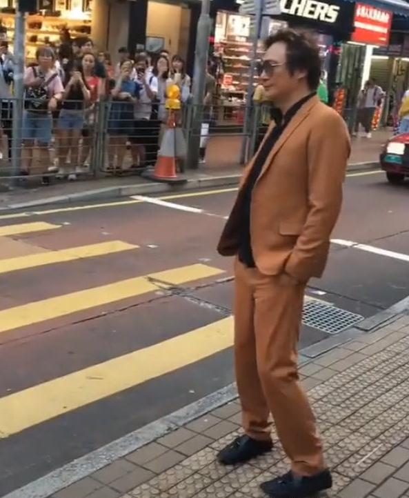 天王级明星现身香港街头,看看周围,打脸无数流量明星