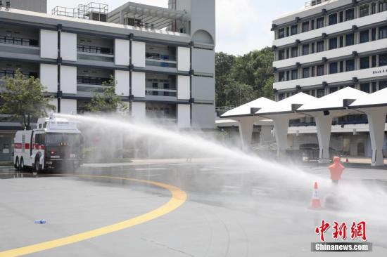 香港警方首度示范水炮车 20米及30米处可射退道具