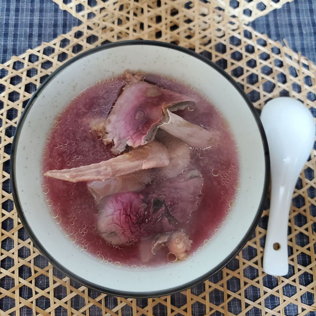 红菇鸽子汤,口感鲜美,味道芳香浓郁,一点都不腻