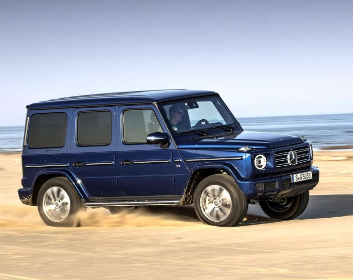 沙漠中行驶的奔驰汽车,更好的选择,外观比较犀利,性价比非常高,适合