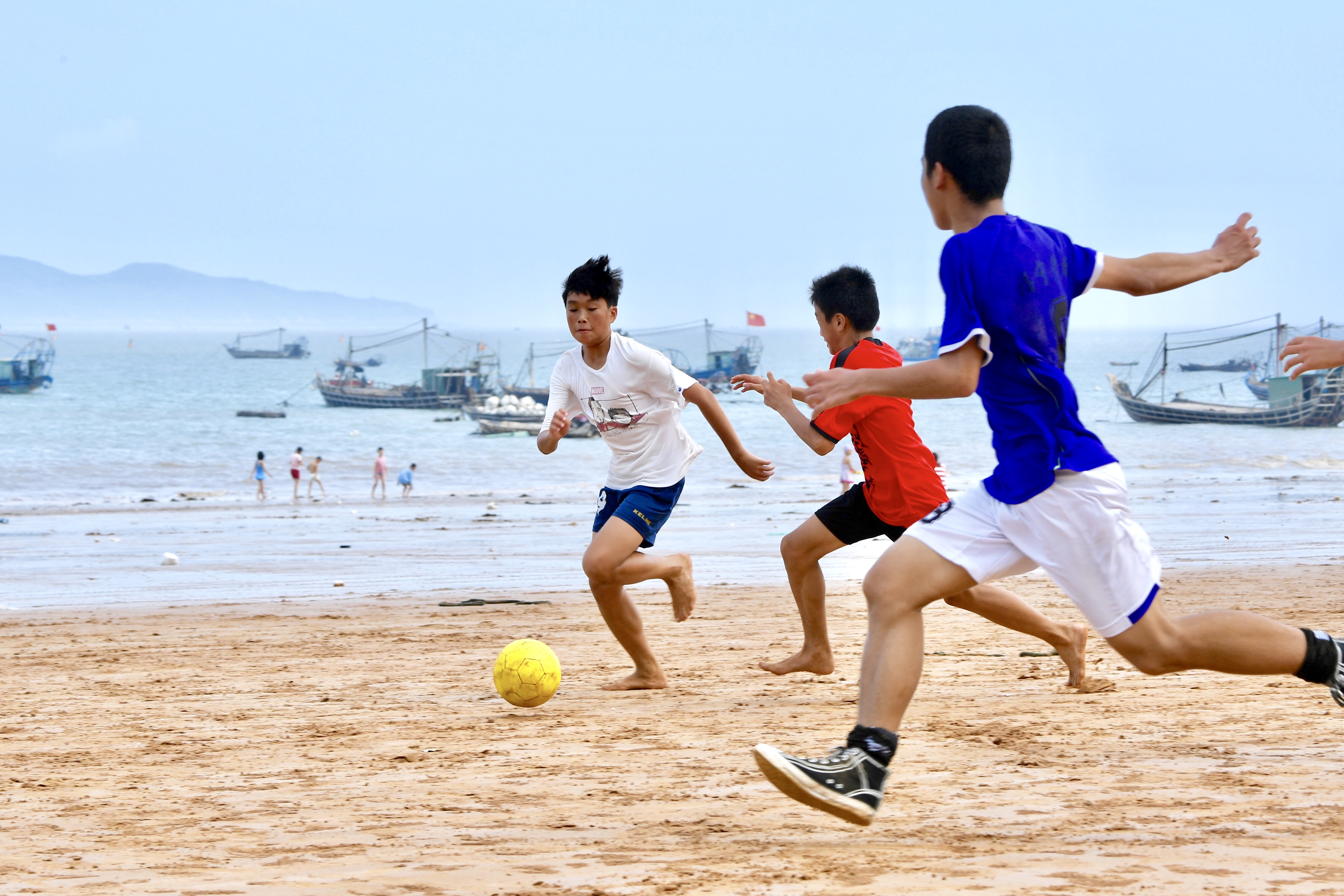 足球与海 福建霞浦长风少年背后