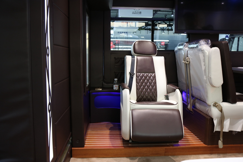 陆上豪华游艇!上汽红岩杰狮房车