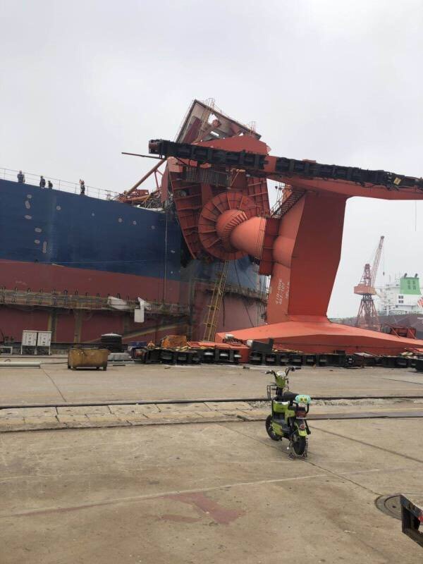 江苏一船厂龙门吊倒塌,砸中在建船舶,多名工程师牺牲令人惋惜