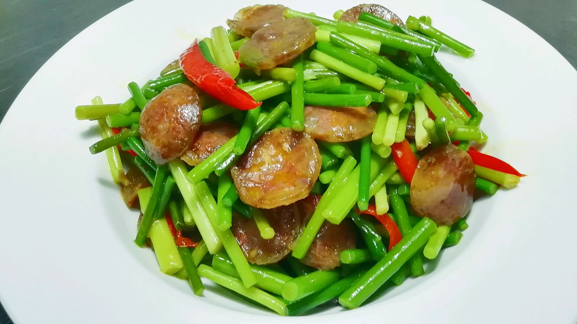 川味家常菜蒜苔炒腊肠,味道鲜美,操作简单,好吃