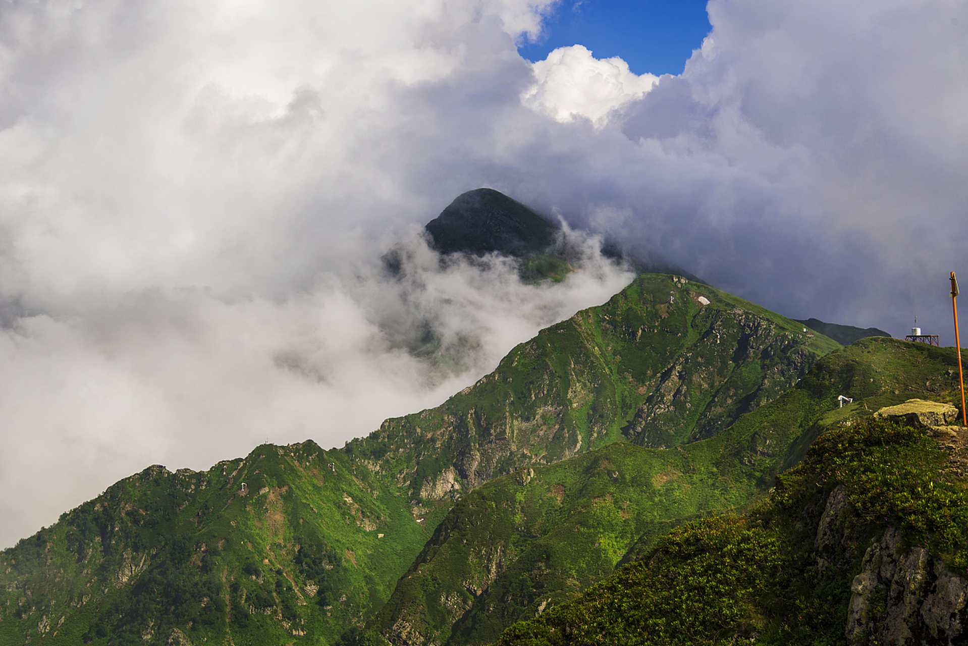 位于江西省萍乡市芦溪县,有高山草甸,云海和日出等美景