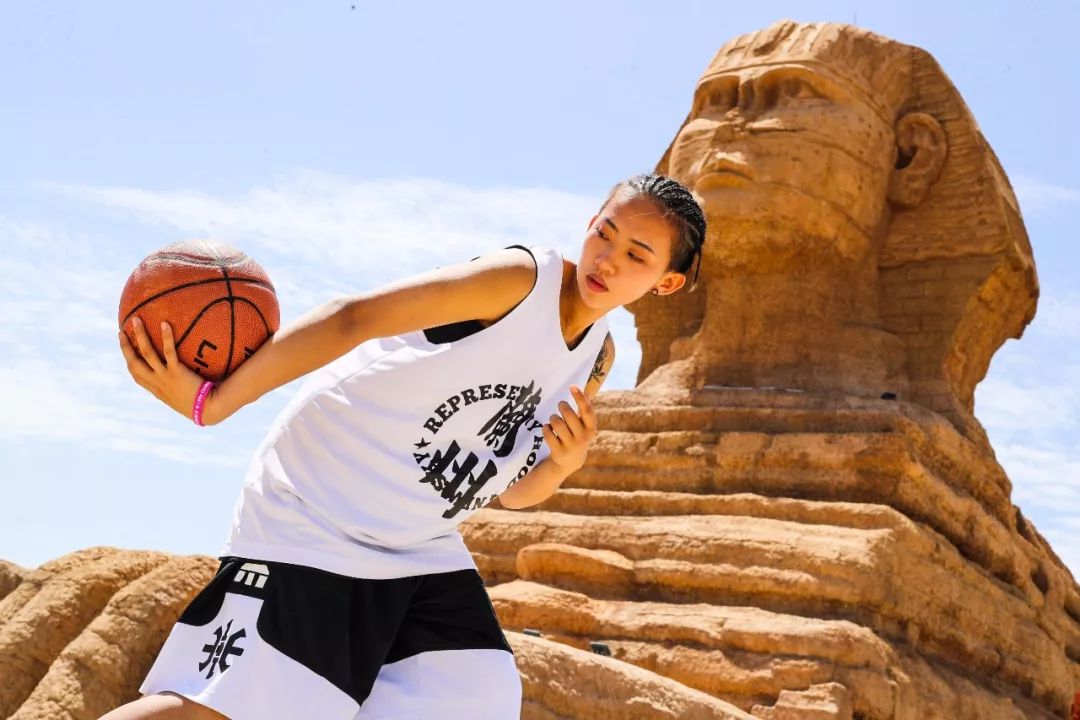 打街球的女生帅起来,可就没男孩子什么事儿了