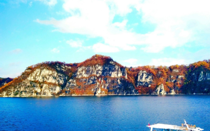 旅游:吉林靖宇县白山湖,素有"北方漓江"之称