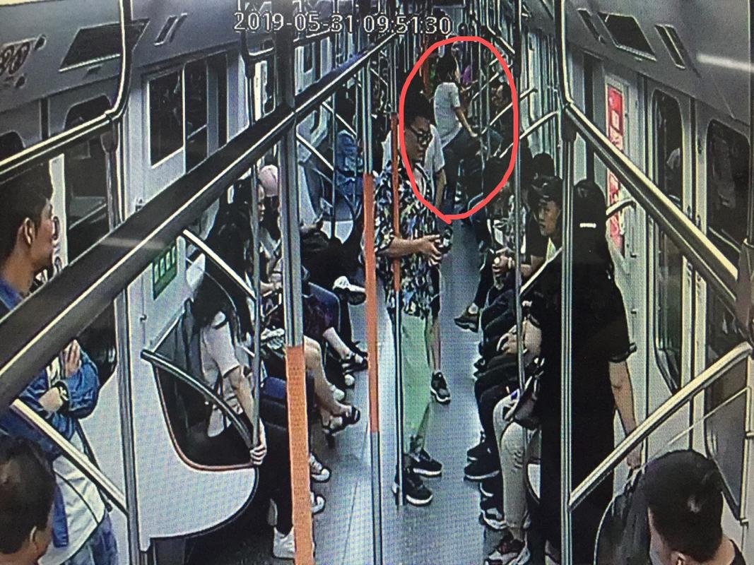 女子地铁车厢撒泼猛踹车厢被行政拘留五日 女子地铁车厢撒泼猛踹车厢被行政拘留五日