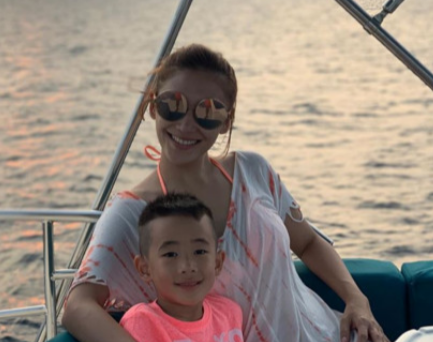陈小春晒老婆和孩子的照片,配文暗示应采儿怀了二胎!