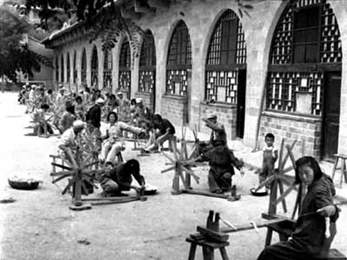 77年前南泥湾开荒老照片,两个月,累死近千人,老兵回忆:太艰苦