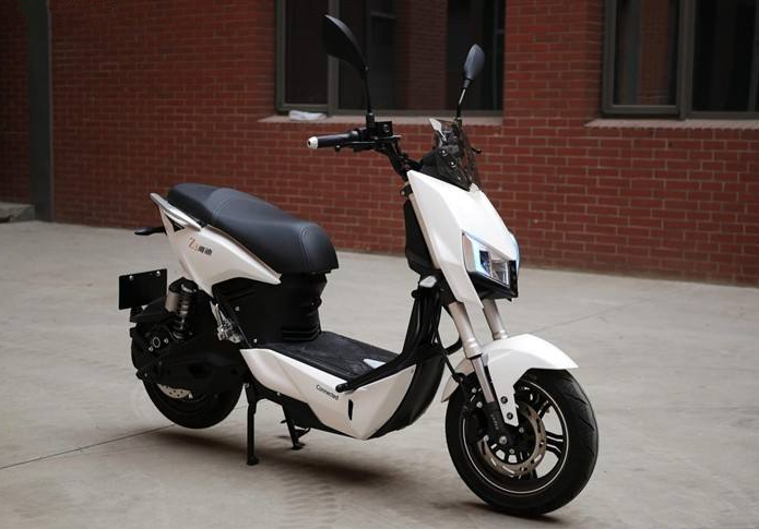 雅迪推出电动版"奔驰",gtr二代电机配松下锂电池,续航超100km