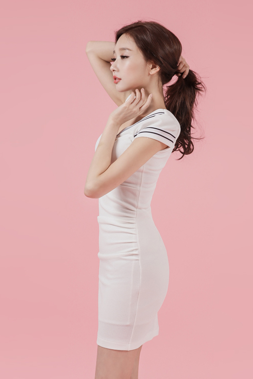 模特写真:紧身裙修饰出s型身材曲线,让肤白貌美的小姐姐更迷人