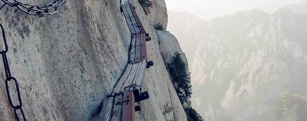 华山栈道男子跳崖轻生,网友说出一种诡异心理现象