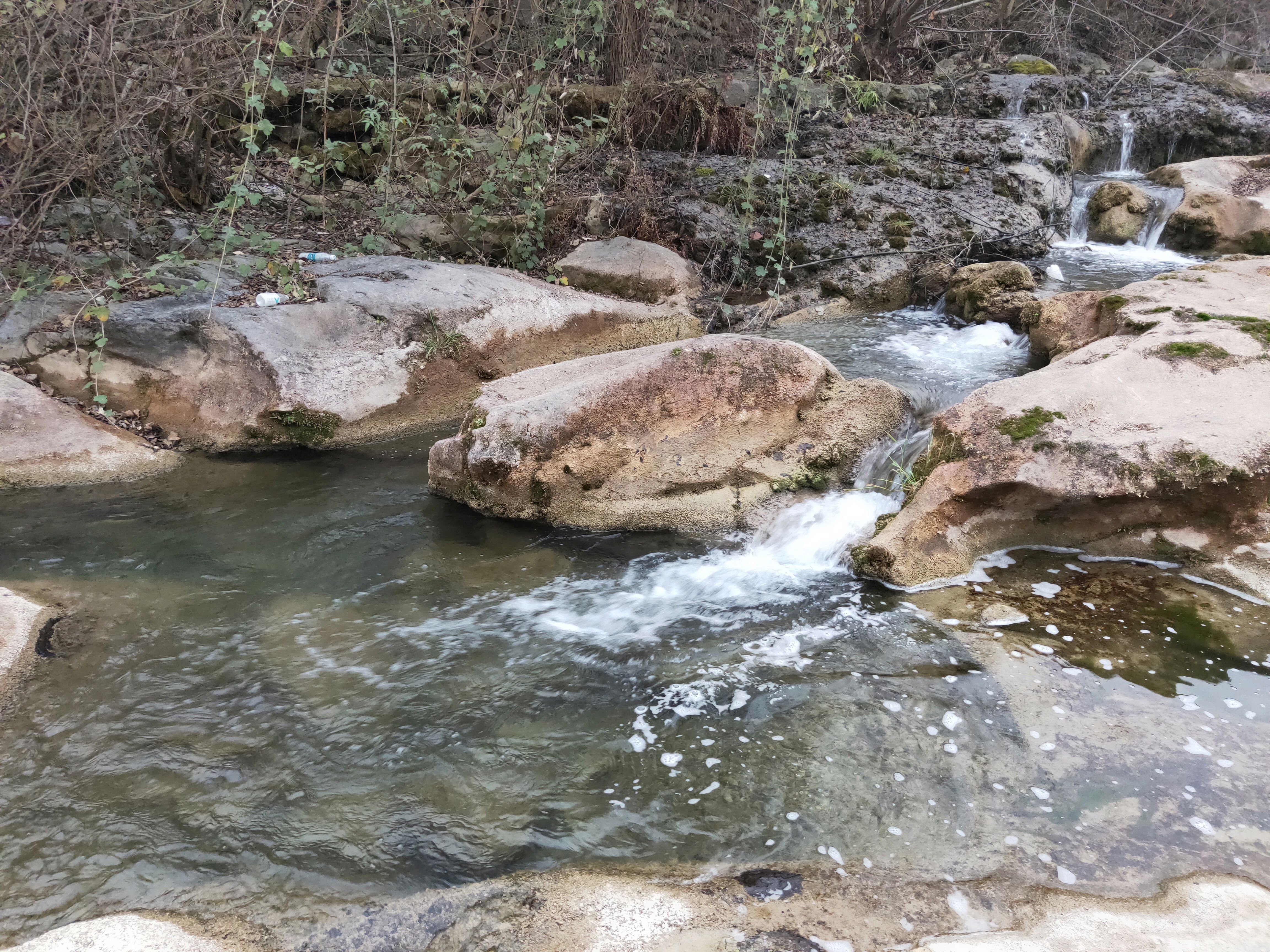 小河流水哗啦啦,石缝中平静的水流瀑布