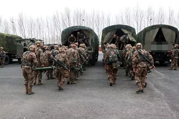 除夕清晨紧急集合哨声响起,官兵用战备姿势迎接新春佳节