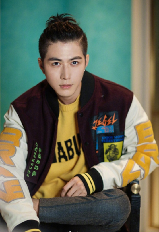 陈学冬又帅了,穿拼接夹克摆造型心情大好,发型是最大亮点