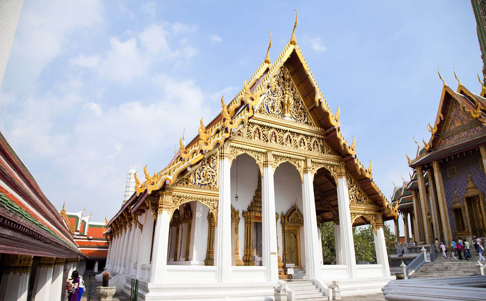 稀世珍宝玉佛像供奉玉佛的玉佛殿共有40根四角型立