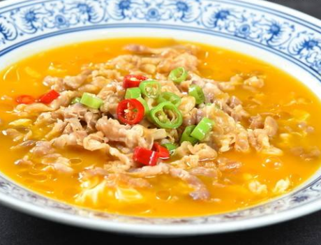 酸汤肥牛正宗做法,只需加这一物,汤底金黄又香醇,开胃还解馋