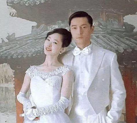 胡歌和宋轶合作婚纱照,谁注意到宋轶靠近时的胡歌?避嫌太明显