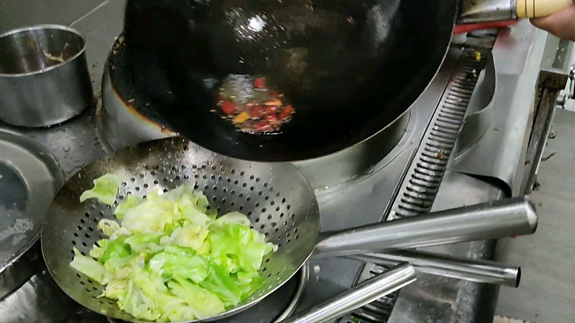 圆白菜咱老百姓离不开,孙厨教你又脆又好吃的包菜做法