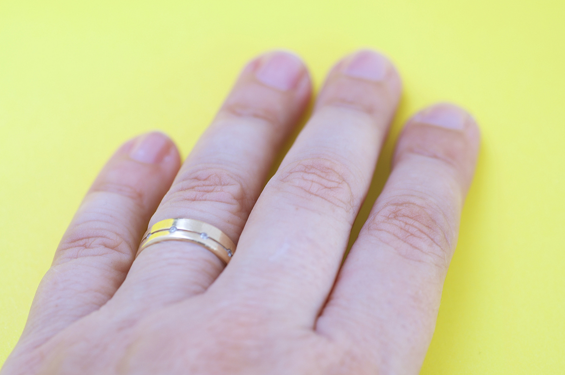 右手无名指戴戒指象征恋爱或订婚,起源于古罗马时期爱情之脉信仰