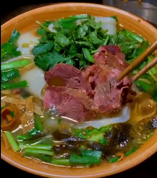 郑州这家"驴肉火烧",火烧酥脆,酱汁浓郁,烩面劲道,想吃吗?