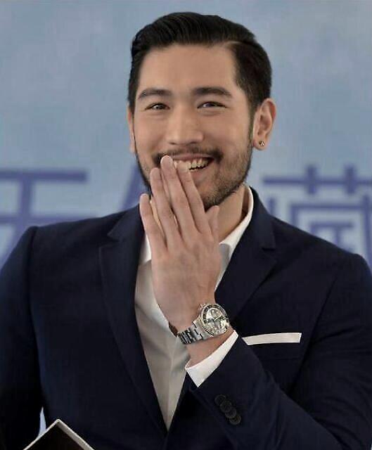 高以翔女友bella晒订制项链,因刻有双方名字缩写,被质疑炒作